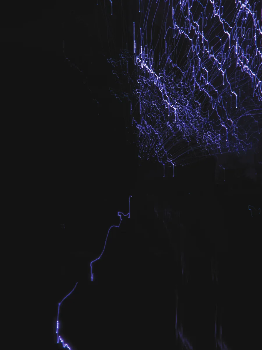 Insegna al neon accesa su una parete scura