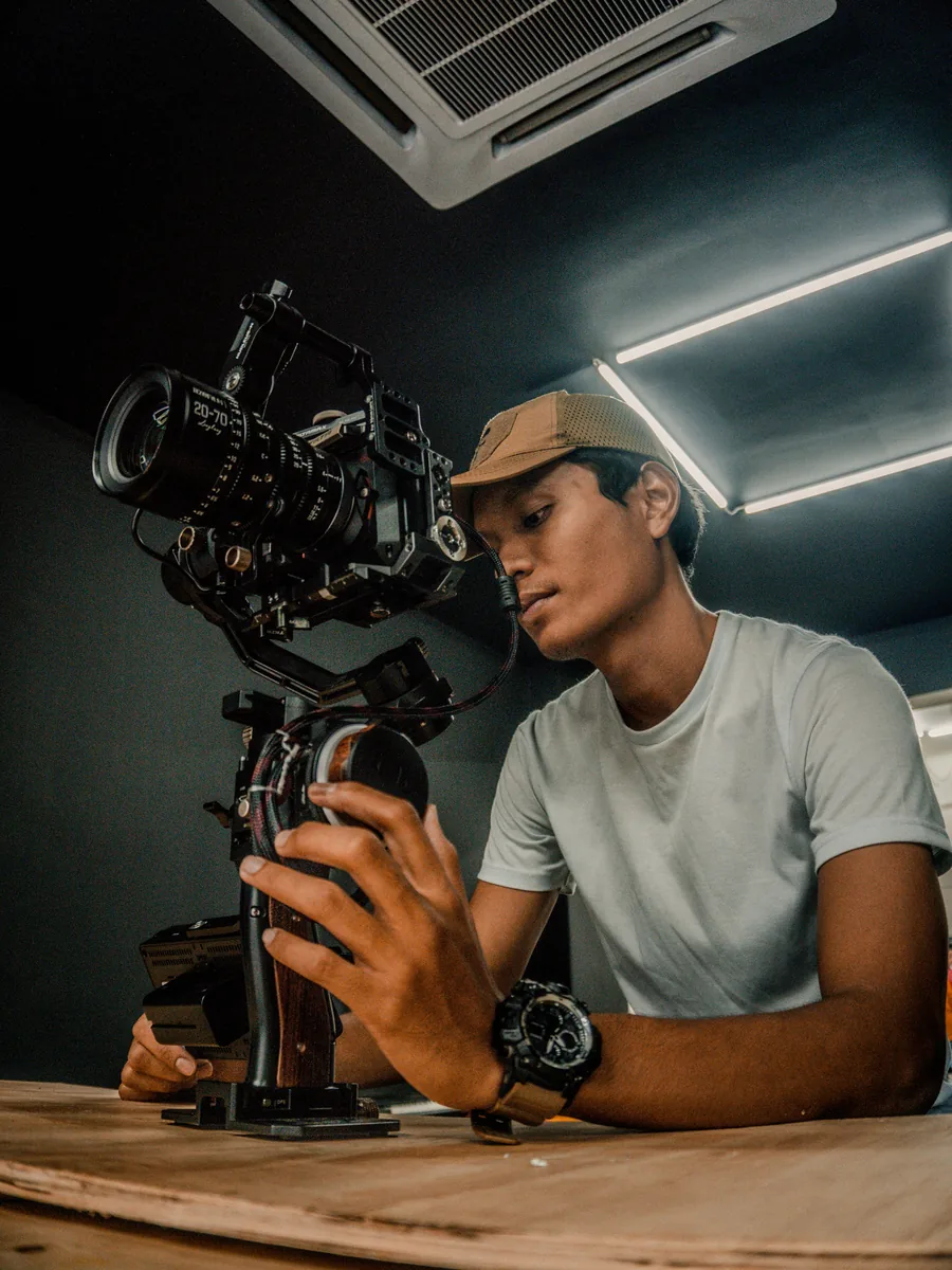 Operatore che gira con una telecamera su stabilizzatore